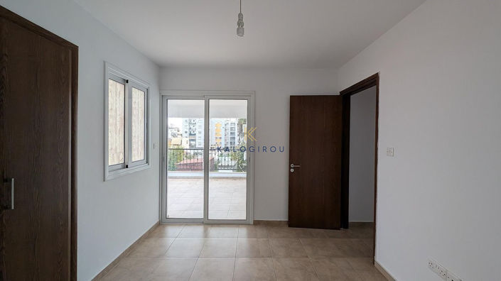 Image No.20-8 Bed Property for sale