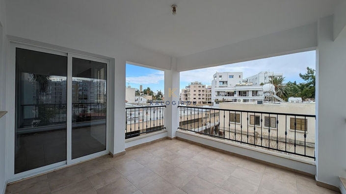 Image No.22-8 Bed Property for sale