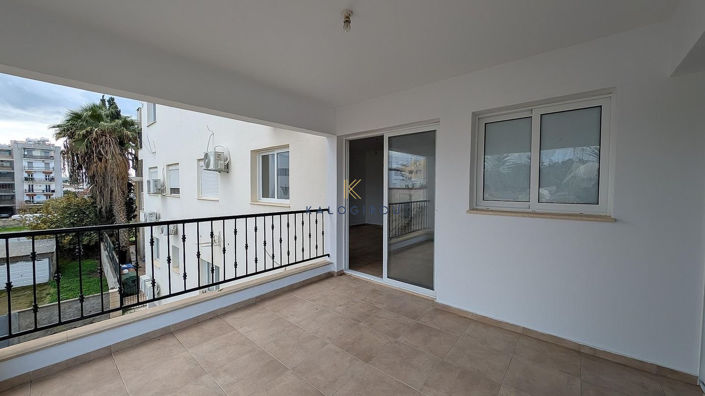 Image No.23-8 Bed Property for sale