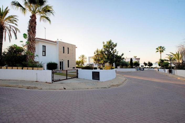 Image No.17-4 Bed House for sale