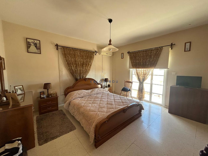 Image No.12-3 Bed House for sale