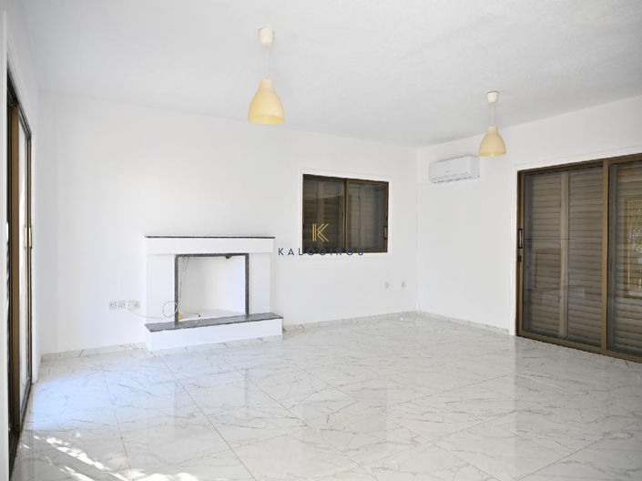 Image No.2-4 Bed House for sale
