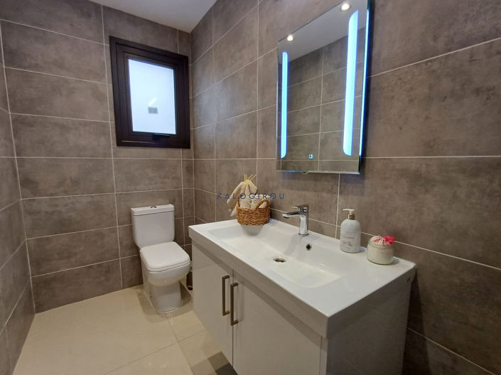 Image No.8-3 Bed House for sale