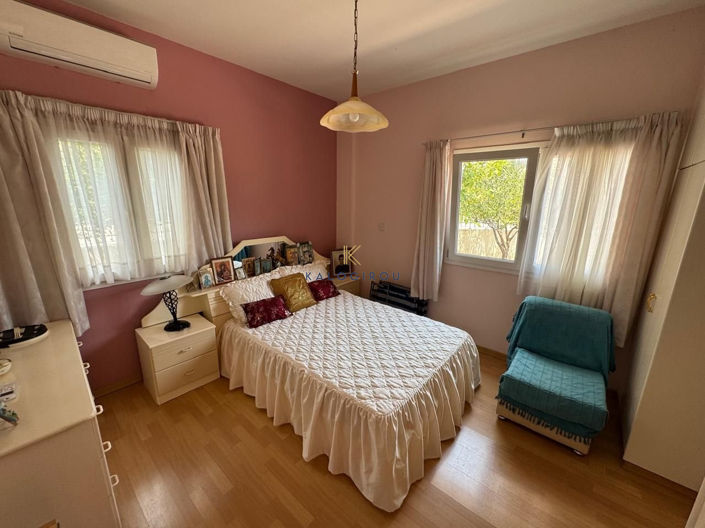 Image No.11-3 Bed House for sale