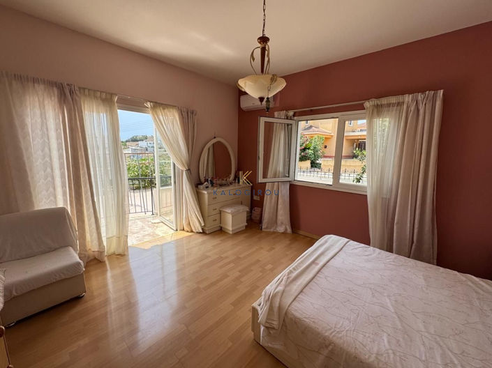 Image No.8-3 Bed House for sale