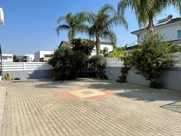 Image No.17-4 Bed House for sale