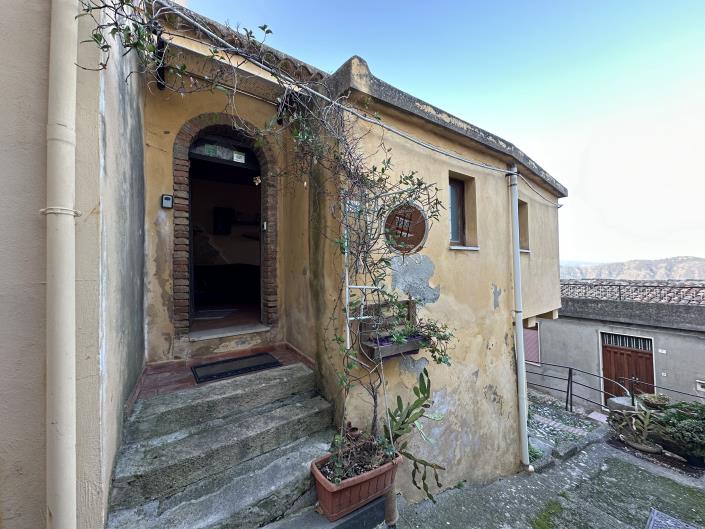 Image No.4-6 Bed Semi-Detached for sale