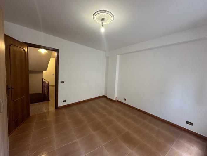 Image No.27-5 Bed Townhouse for sale