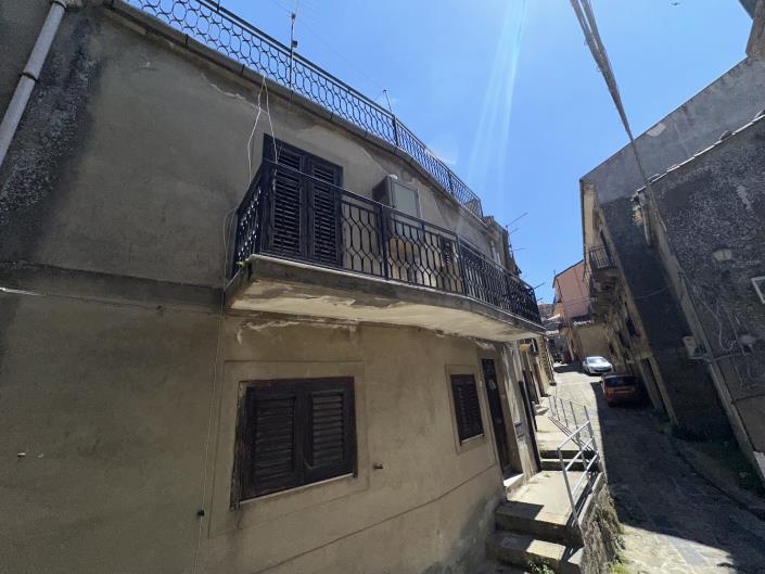 Image No.33-2 Bed Townhouse for sale