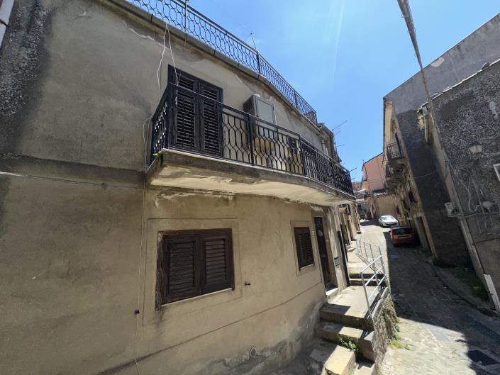 Image No.35-2 Bed Townhouse for sale