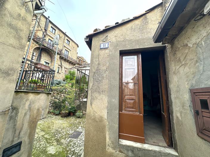 Image No.17-1 Bed Townhouse for sale