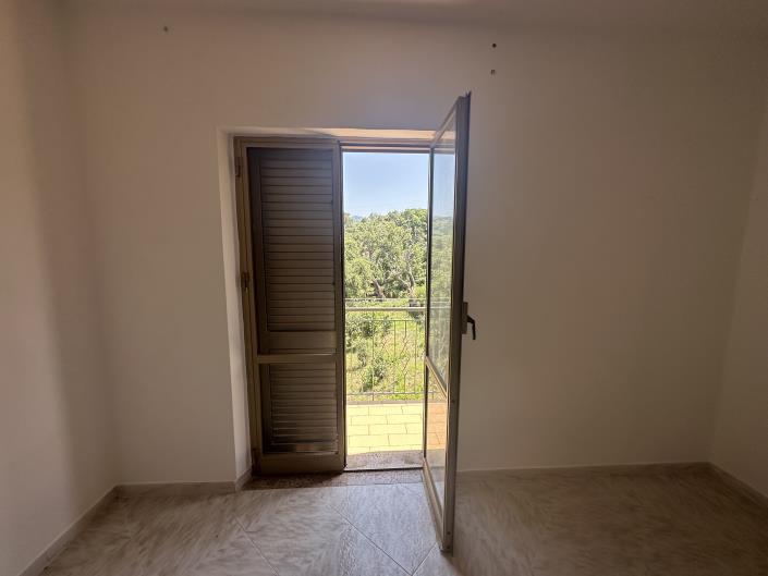 Image No.33-1 Bed Semi-Detached for sale