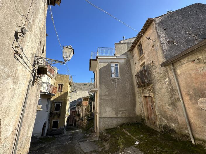 Image No.24-3 Bed Townhouse for sale