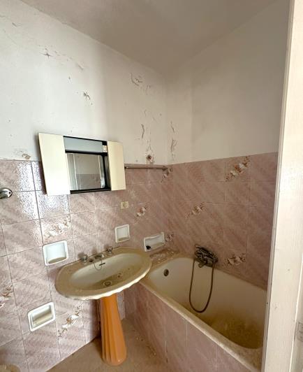 Image No.24-2 Bed Semi-Detached for sale