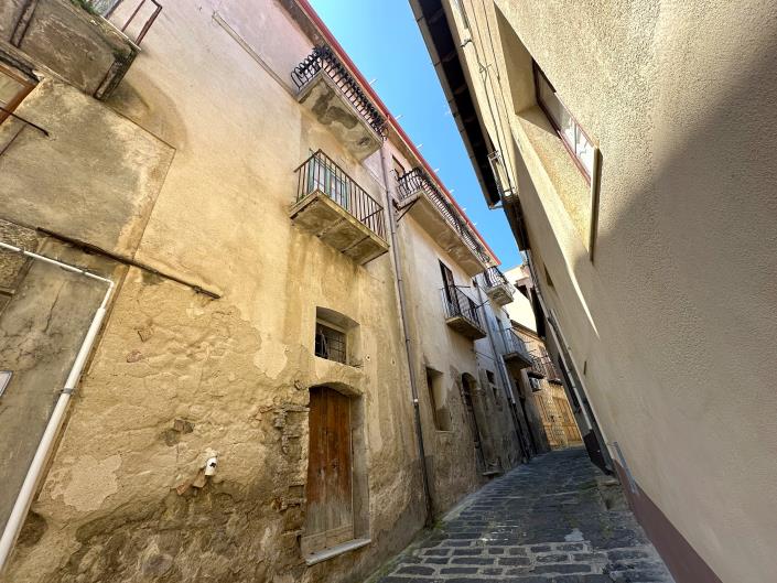 Image No.48-5 Bed Restaurant for sale