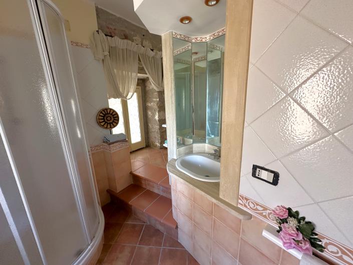 Image No.34-5 Bed Restaurant for sale