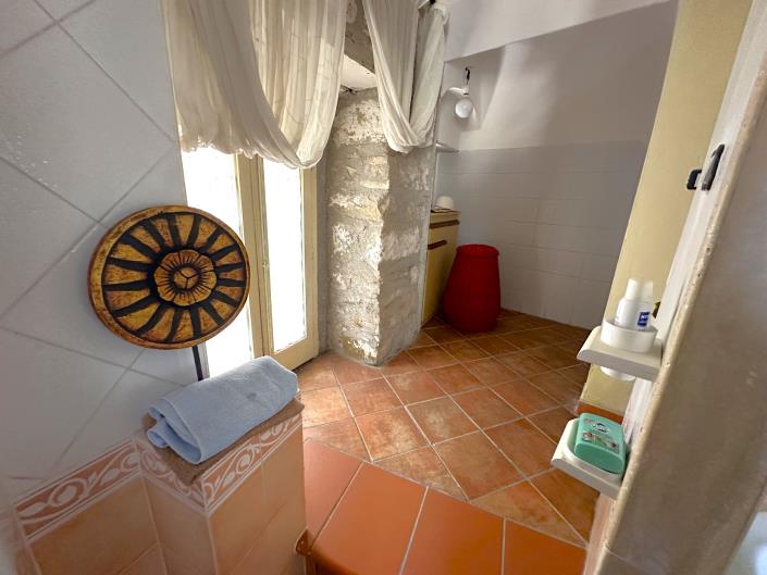 Image No.35-5 Bed Restaurant for sale