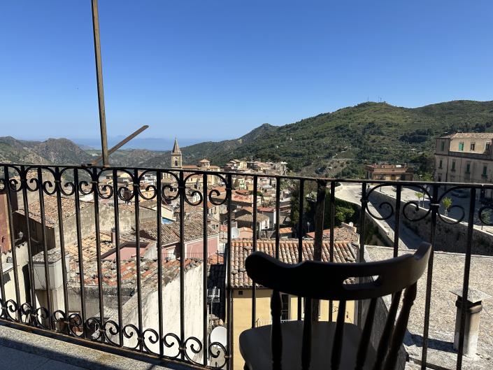 Novara di Sicilia, Townhouse