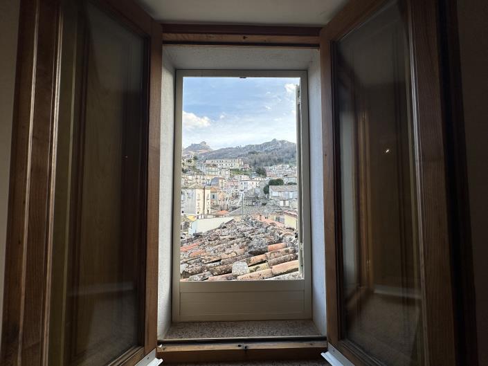 Image No.23-2 Bed House for sale