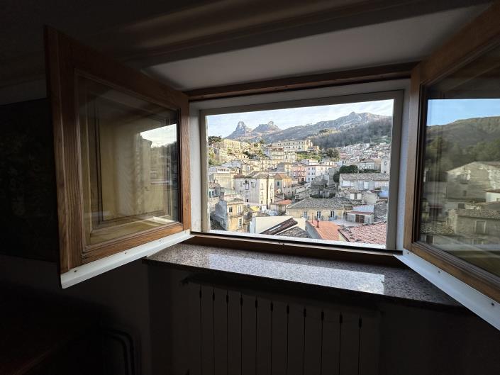 Image No.22-2 Bed House for sale