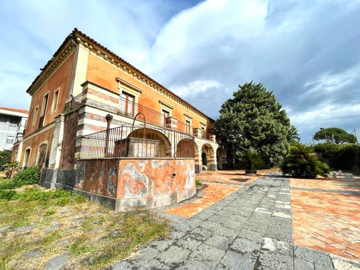 Image No.1-5 Bed Villa / Detached for sale