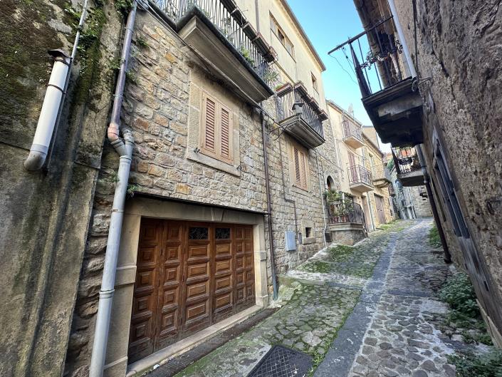 Image No.9-3 Bed House for sale