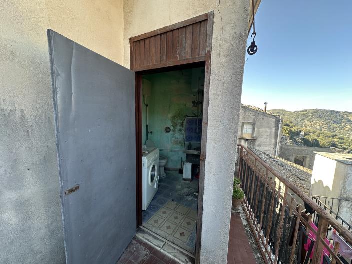 Image No.26-3 Bed Townhouse for sale