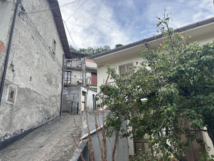 Image No.25-2 Bed Townhouse for sale