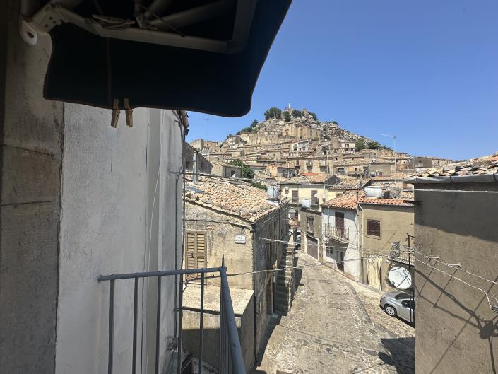 Image No.13-2 Bed Townhouse for sale