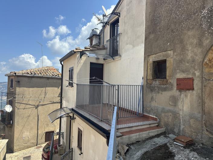 Image No.21-2 Bed Townhouse for sale