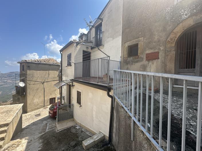 Image No.25-2 Bed Townhouse for sale