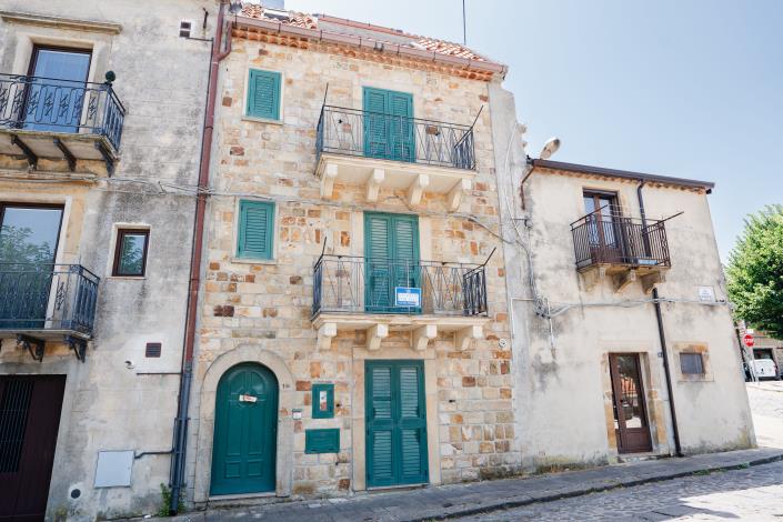 Image No.44-3 Bed Townhouse for sale