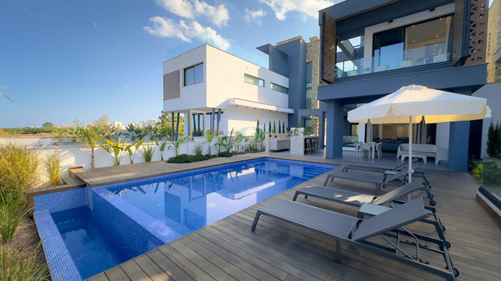 Image No.2-4 Bed Villa for sale