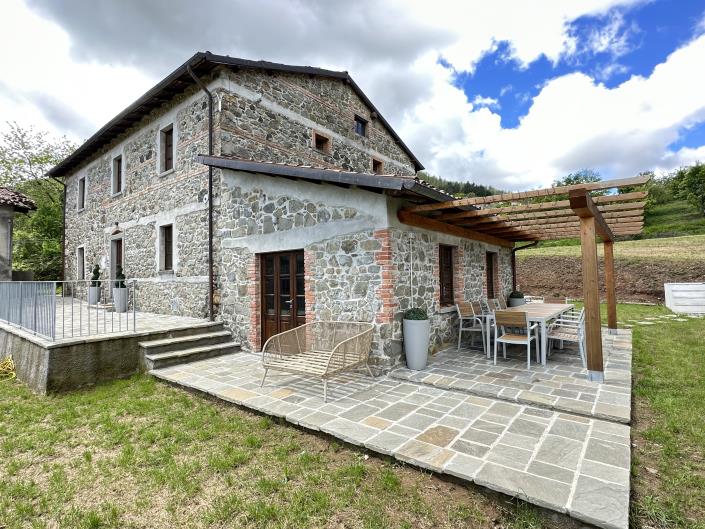 Image No.1-Maison de campagne de 6 chambres à vendre à Camporgiano