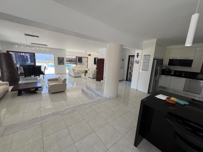 Image No.8-7 Bed Villa for sale