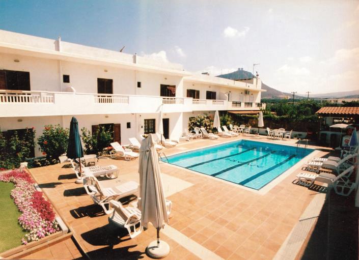 Image No.2-Un hôtel de 10 chambres à vendre à Kato Gouves