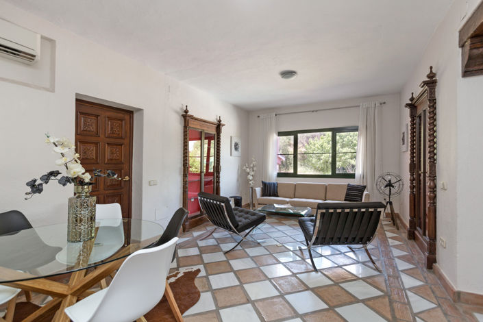 Image No.17-12 Bed Villa for sale