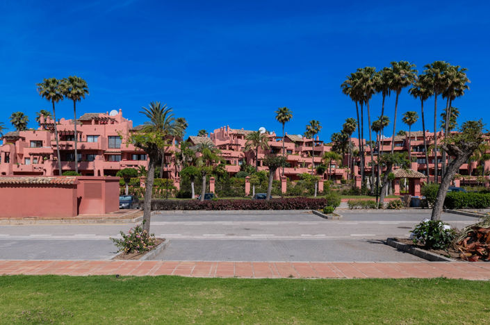 Image No.37-3 Bed Property for sale