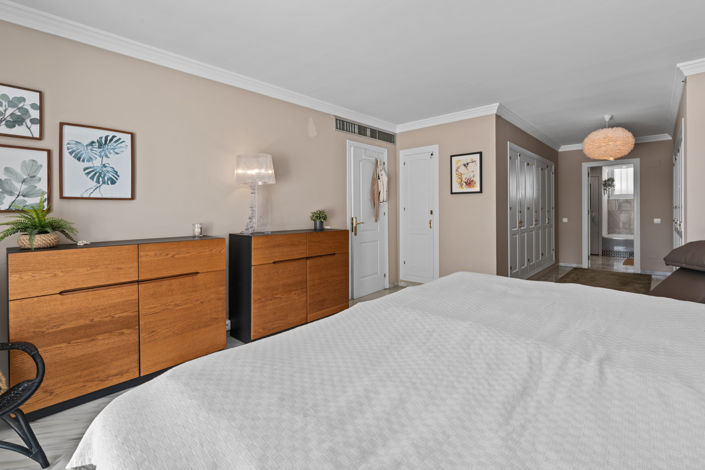 Image No.25-4 Bed Townhouse for sale