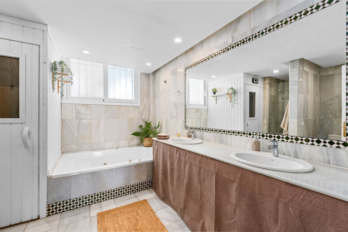 Image No.26-4 Bed Townhouse for sale