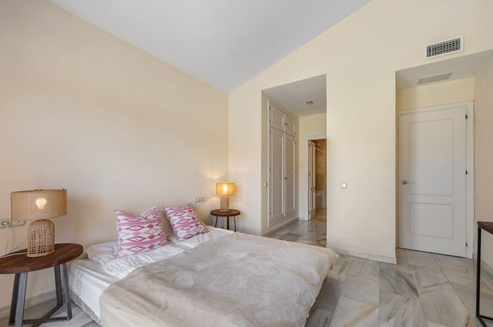 Image No.12-3 Bed Property for sale