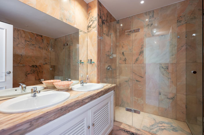 Image No.37-3 Bed Property for sale