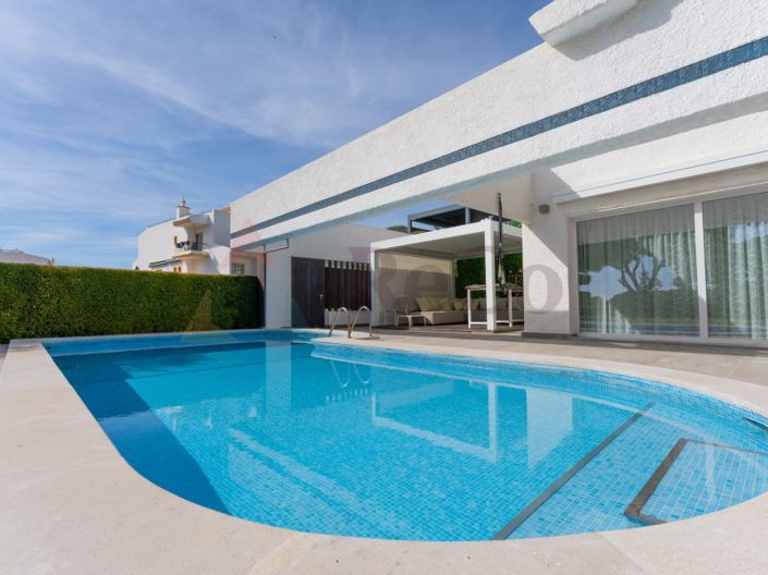 Image No.1-6 Bed House for sale