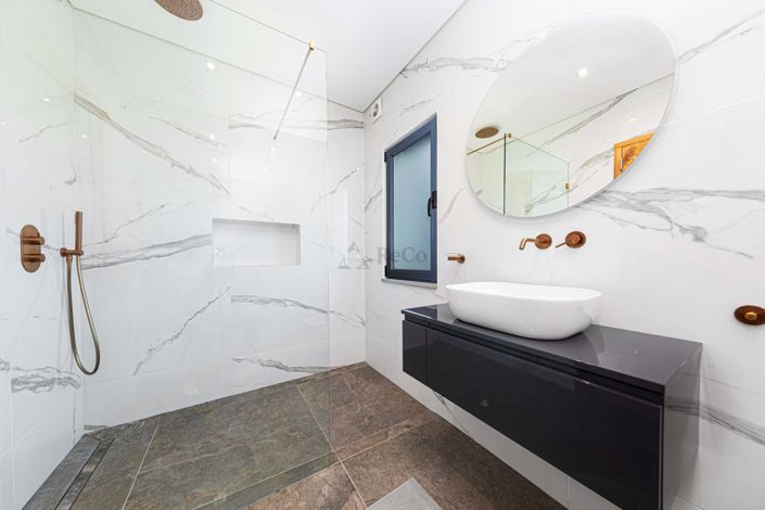 Image No.28-5 Bed Apartment for sale