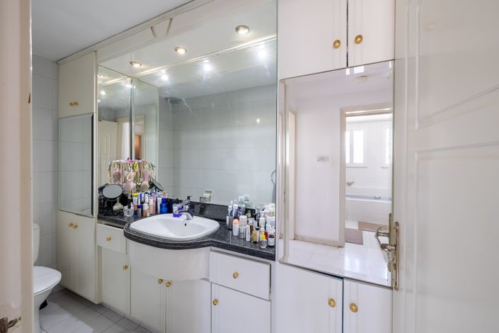 Image No.17-6 Bed House for sale