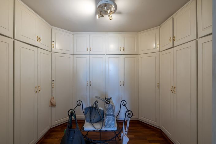 Image No.18-6 Bed House for sale