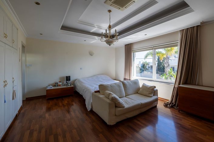 Image No.19-6 Bed House for sale