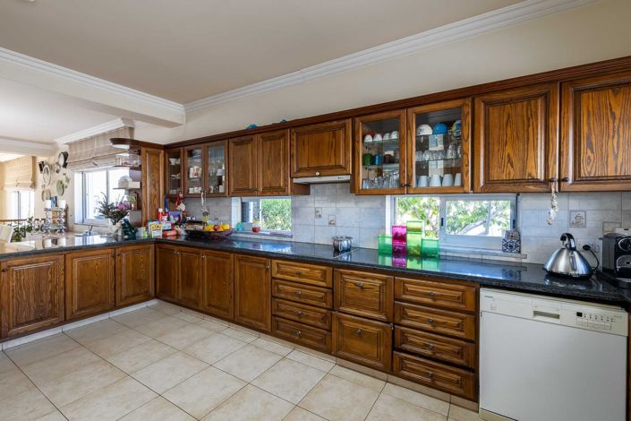 Image No.9-6 Bed House for sale