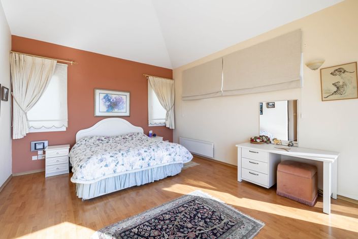 Image No.20-4 Bed House for sale