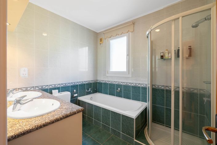 Image No.24-4 Bed House for sale